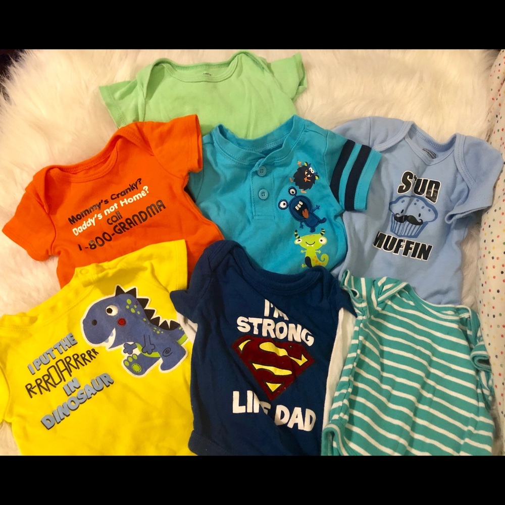 🦖 Bundle of 6 fun onesies.
